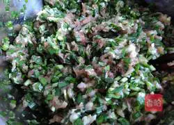 Illustration of how to make leek and pork dumplings 5