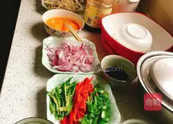 Juewei Egg Fried Noodles (Green Pepper Egg Fried Noodles) Practice illustration 5