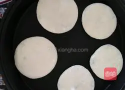 Illustration of how to make red bean filling pancakes 15 