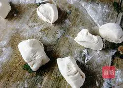 Illustration of how to make dough sugar cakes 9