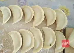 Illustration of how to make dumplings stuffed with diced chives and meat 4