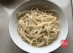 Illustration of how to make spicy and tender beef noodles 1