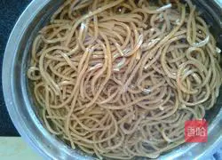 Illustration of how to make shredded pork noodles 3