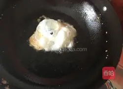 Illustration of how to make noodles with scallion oil and poached eggs 5