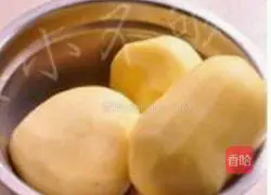 Illustration of how to make carrot and potato pancakes 1