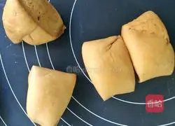 Illustration of how to make brown sugar blossom steamed buns 2