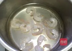 Illustration of how to make colorful fried rice with shrimps 5