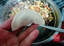 Illustration of how to make Yuanbao dumplings 4