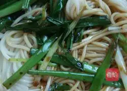 Illustration of how to make scallion oil noodles 6