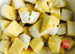 Illustration of how to make dry stir-fried steamed buns 3