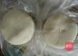 Illustration of how to make pork and celery dumplings 4