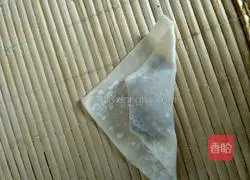 Illustration of how to make coriander and pork wontons 8