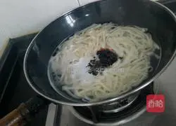 Illustration of how to make spicy bean paste wide noodles 6