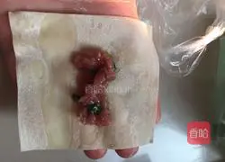 Illustration of how to make lean meat wontons with chives 7