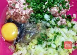 Illustration of how to make cabbage and pork dumplings (wheat dumpling making method) 2