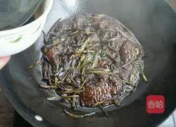 Illustration of how to make noodles with scallion oil 7