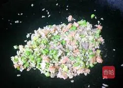 Illustration of how to make fried rice with green beans and ham 11
