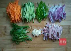 Illustration of how to make fried noodles with bacon and mixed vegetables 1