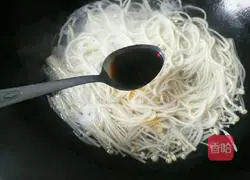 Illustration of cooking noodles with enoki mushrooms 6