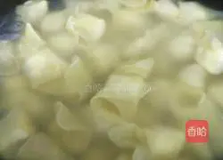 Illustration of how to make small wontons with green onion and fresh meat 18