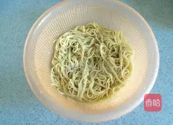 Illustration of how to make scallion oil cold noodles 5