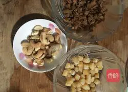 Illustration of how to make seafood nut egg fried rice 1