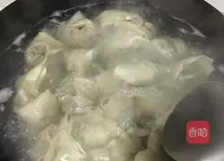 Illustration of how to make dumplings stuffed with dried pork and bamboo shoots 11