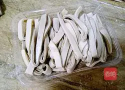 Illustration of hand-rolled sweet potato noodles 6