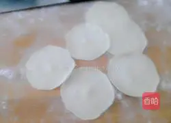 Illustration of how to make pork and fennel stuffed dumplings 12