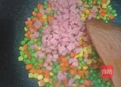 Illustration of how to make red, blue and yellow fried rice 5