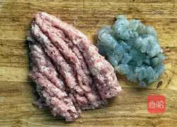 Illustration of how to make shrimp and parsley wontons 11