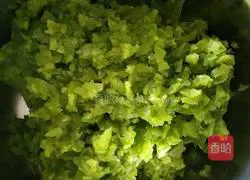 Illustration of how to make green pepper and pork dumplings 3