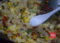 Illustration of how to make bacon and egg fried rice 9