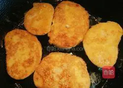 Illustration of how to make golden steamed bun slices 7