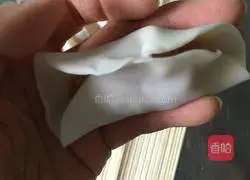 Illustration of how to wrap crescent moon dumplings 3