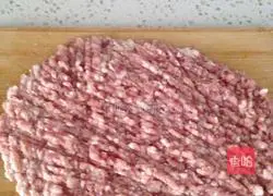 Illustration of how to make cabbage and pork dumplings 1