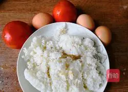 Illustration of how to make tomato and egg fried rice 1