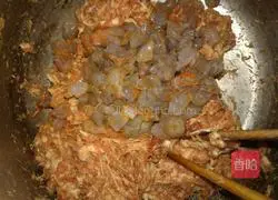 Illustration of how to make three fresh stuffed dumplings 11