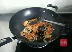 Illustration of how to make fried noodles with bacon and mixed vegetables 7