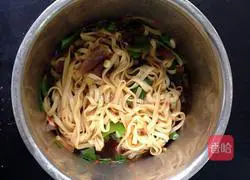Illustration of how to make fried onion noodles 2