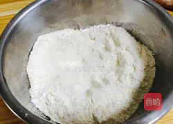 Illustration of how to make fresh meat wontons 2