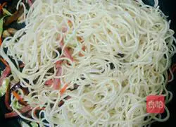 Illustration of how to make three fresh fried noodles 8