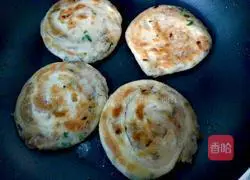 Illustration of how to make lard scallion cake 15