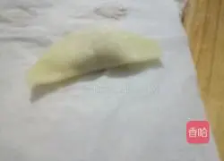 Illustration of how to make delicious triangular dumplings 6