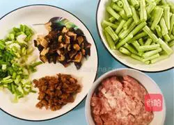 Illustration of how to make fried rice with green beans and preserved vegetables 1