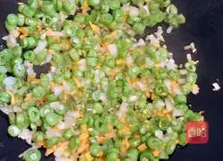 Illustration of how to make cowpea and soy sauce fried rice 5