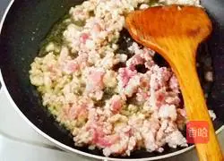 Illustration of how to make steamed buns with chive yellow pork stuffing 4