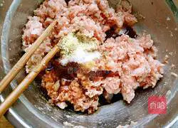 Illustration of how to make leek, egg and shrimp dumpling filling 5