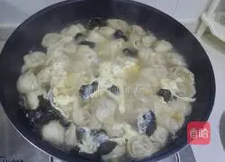 Illustration of how to make pork wontons 18