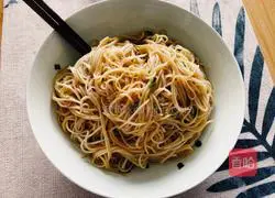 Illustration of how to make noodles with green onion oil 6